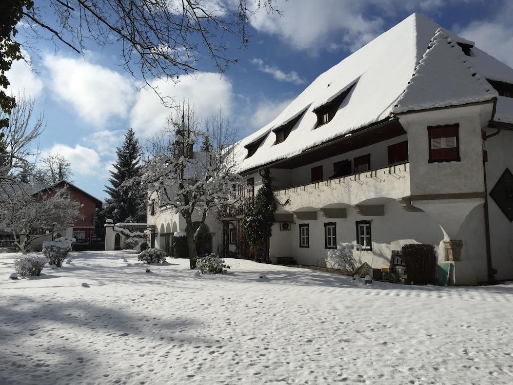 Hotel Schloss Leonstain Portschach am Woerthersee Exterior photo